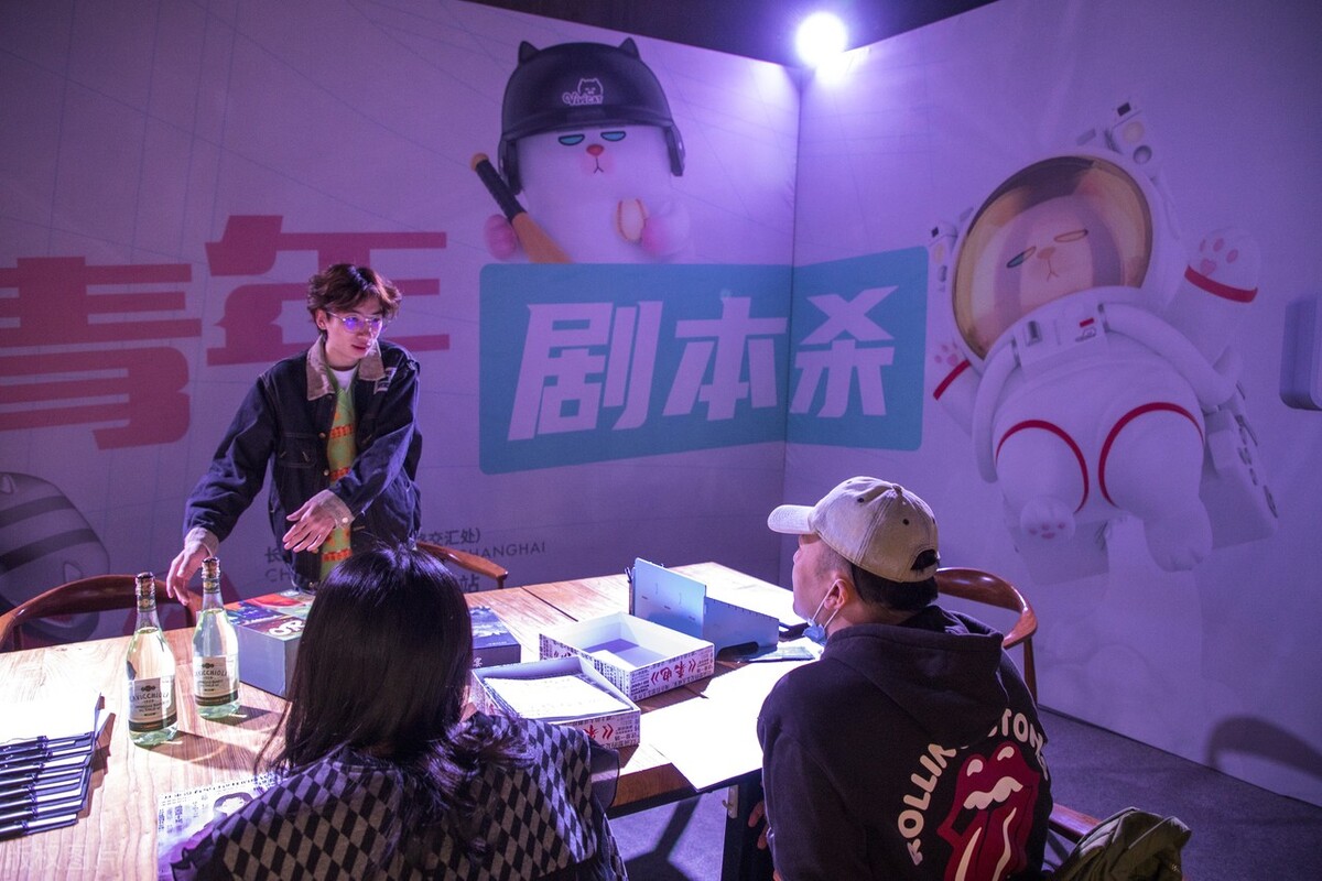 付费几百元，一局要玩八到十四个小时，恋陪剧本杀不断爆出越界演绎事件，密闭空间内的各类纠纷，把这个新兴娱乐模式推到舆论风口。
 
这种剧本杀主打情感陪伴，主持人会扮演恋人角色，和玩家完成剧情互动。正常范围内的牵手拥抱，本属于剧本演绎的一部分。可部分门店，会默许主持人现场随意改动剧本内容，做出超出故事设