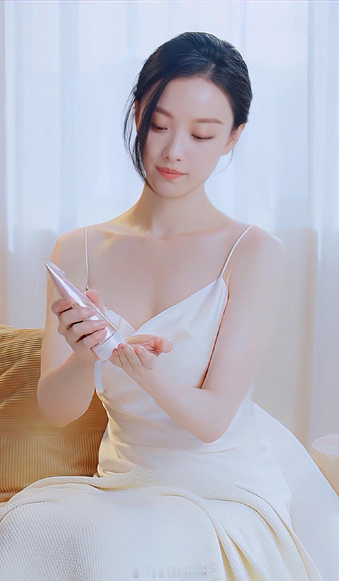 倪妮白色吊带裙好美 ​