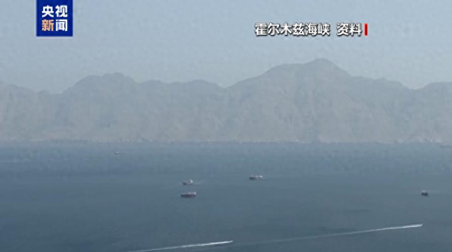 以色列主动出击、伊朗强硬反击——中东博弈陷入&34;边打边谈&34;怪圈
美伊局势8月25日再现重大转折。据巴基斯坦与伊朗安全部门消息人士透露，美伊已就停火协议条款达成共识，内容包括霍尔木兹海峡自由航行，预计数日内正式公布。消息带动国际油价当天大幅跳水，WTI原油期货跌超3%，报82美元/桶。
同一天，伊朗与阿