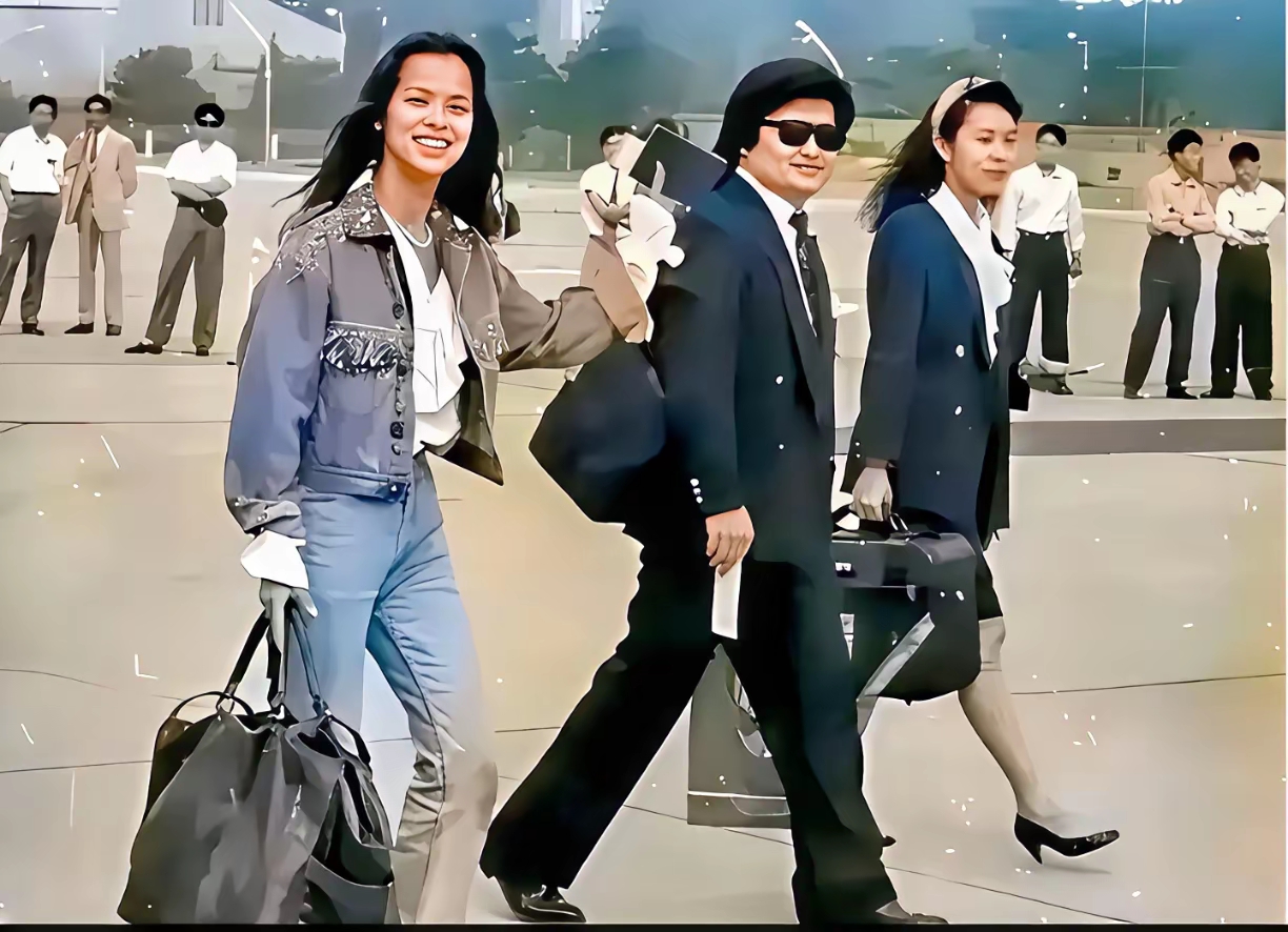  三十多年前的机场一幕，韦唯笑容灿烂、打扮新潮，刘欢墨镜加持气场十足。为亚运会唱响经典，《亚洲雄风》承载着独属于90年代的热血与荣光，谁还记得这首歌？