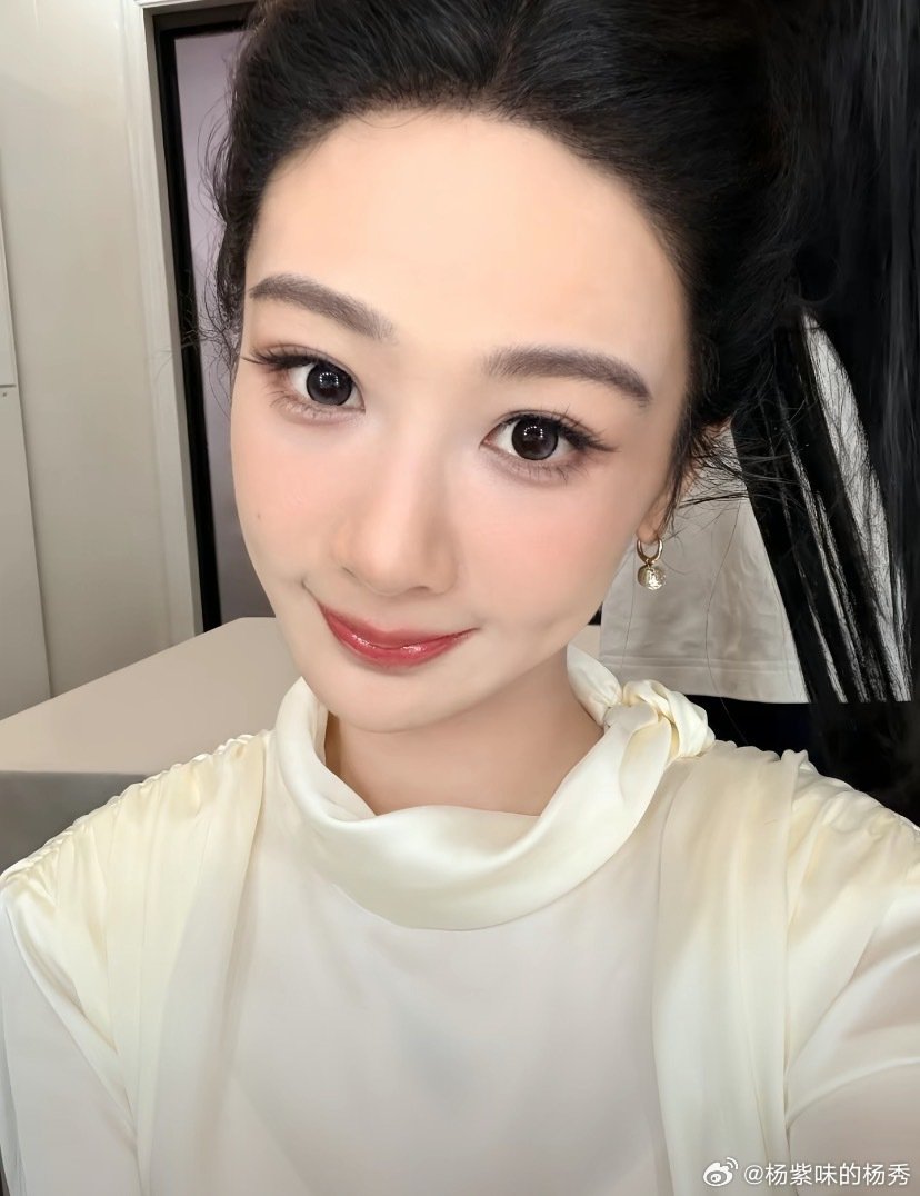#杨紫[超话]##‍杨紫董竹君# yz#‍杨紫玉兰花开君再来#

你曾坠入低谷，看清了很多真相。也曾登上山巅，被迷雾遮住双眼。你与旧事归于尽，来年依旧迎花开，董竹君早日相见

| 杨紫  | 董竹君 | 玉兰花开君再来  | 李祯 | 祯娘传  | 黄梓瑕 | 青簪行 | ​