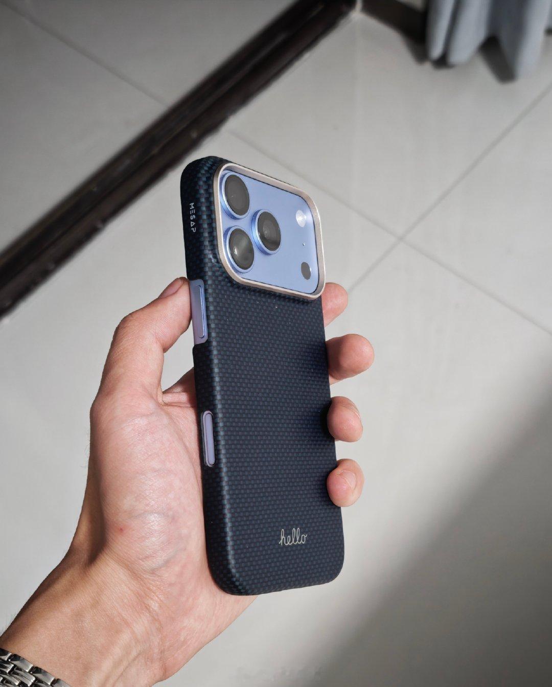 这款手机壳手感是真不错，特别轻薄。这是我去年给iPhone17 Pro买的，拿出来给18Pro套上发现发现也非常合适，镜头的位置高度基本齐平。

戴久了官网那种厚厚的，换上凯夫拉就好像换了一个手机，握持太舒服了。 ​