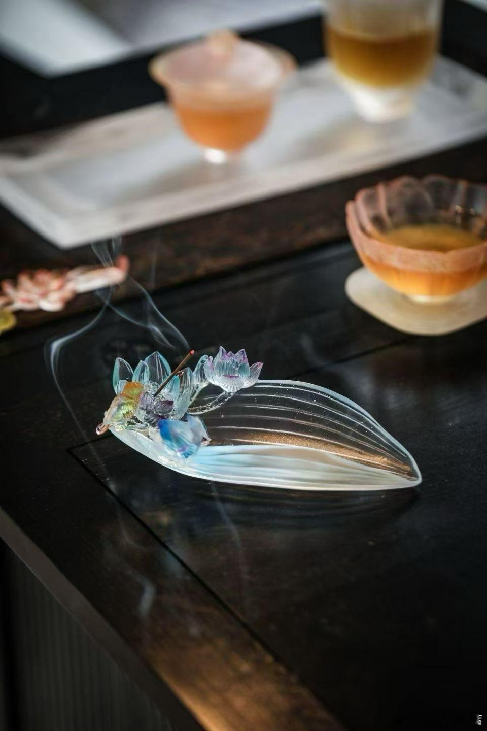 一器两用封神舒卷荷瓣，脱胎宋画三朵荷花，含苞、半开、盛放——恰似人生渐入佳境。翠鸟停驻，好运常伴既是茶则，也是香插烹茶焚香，宋人风雅今日手中，日日清欢------------------繁花瑞鸟和荷美美香器中年人缺的是成为变化本身琉璃[超话]香道 ​​​