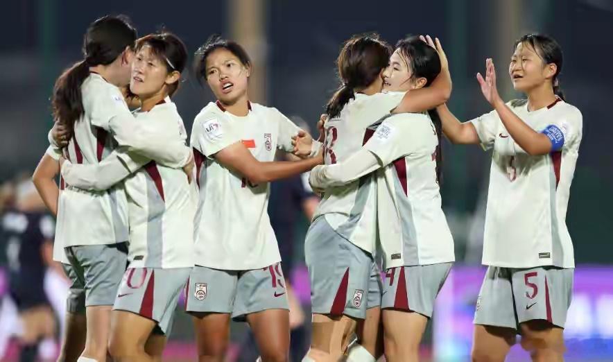 #中国U17女足点球淘汰法国#
门神立功！中国U17女足点球淘汰法国，队史首进世界杯八强
 
北京时间10月30日凌晨，2026年U17女足世界杯1/8决赛，中国U17女足对阵法国U17女足。90分钟常规时间双方均无建树，战成0-0，比赛直接进入点球大战 。
点球大战，门将牛子琪成为球队英雄，先后扑出对手两粒点球。中 ​