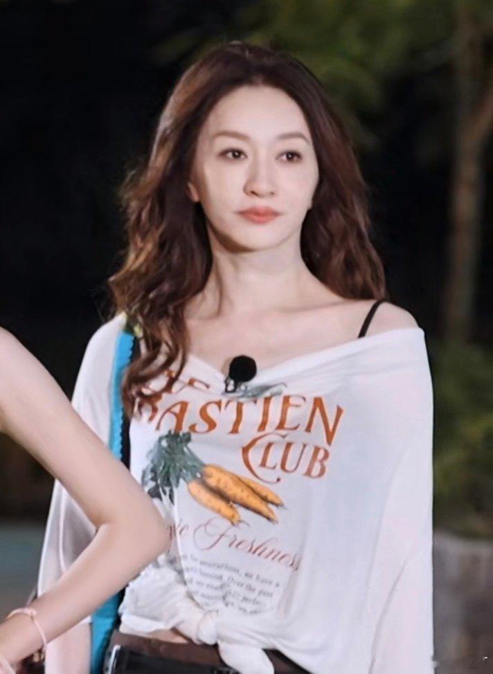 出发前精致美人，玩完后落水小狗 #李小冉[超话]# #李小冉不想睡的星期五# #不想睡的星期五# ​