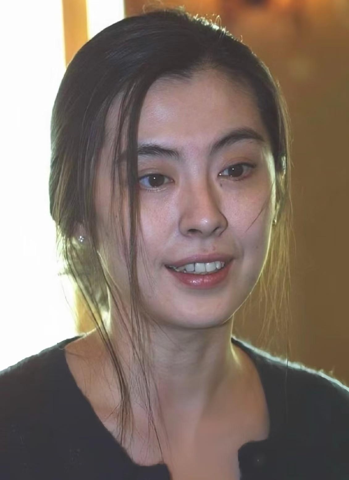 说真的，王祖贤现在再出来，大家追的不是脸，是青春。图一她最后一部戏的状态，仔细看，确实和当年“聂小倩”不一样了。五官还在，气质还在，但岁月这东西，谁都拦不住。

图二更现实，十几年前她回港想复出，被媒体拍到近照，头版标题直接写“容颜不再”，意思很明白：别回来，市场不买账。换谁听了不扎心？她后来去国外