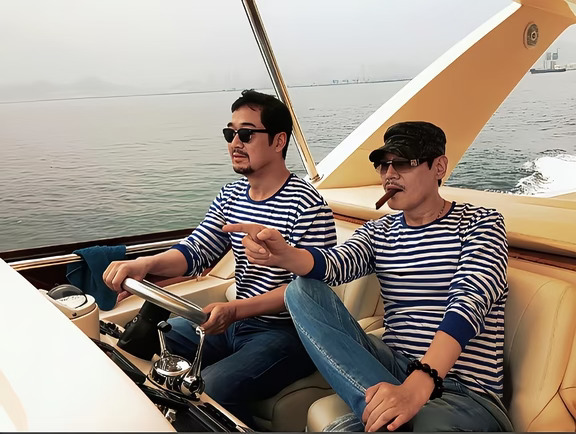 张国立与巍子出海游玩，开着游艇好拉风啊