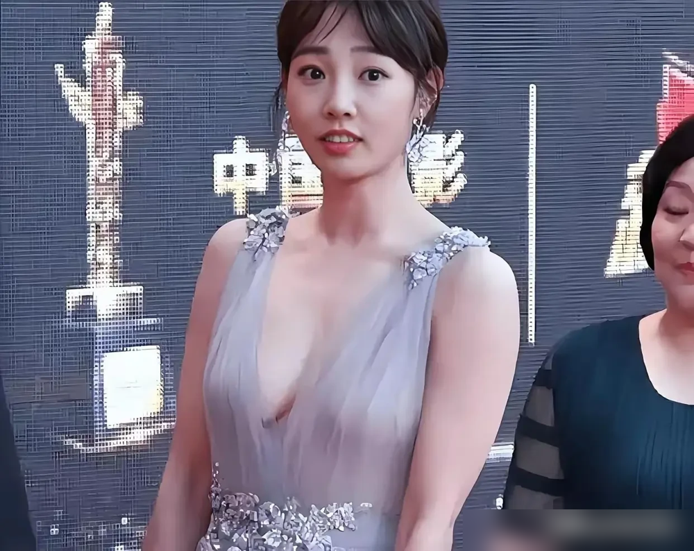 白百何前脚发还能这么操作，王传君后脚就拿影帝了。
东京电影节这出戏，比电影本身还精彩。
先是女主发捂眼捂耳表情包，朋友圈配图过河拆桥。紧接着王传君上台，全程没笑，第一句话就砸下来：这奖该给白百何和刘丹，是她们照亮了我这个角落。
注意，全片他戏份不到40分钟。大女主叙事，镶边男主。
评委桂纶镁