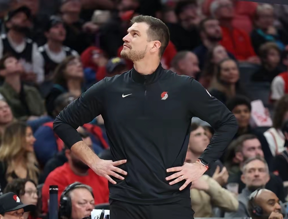 斯普利特苦笑着摇摇头，强装镇静难掩心中的崩溃！ 开拓者与马刺的G4第二...