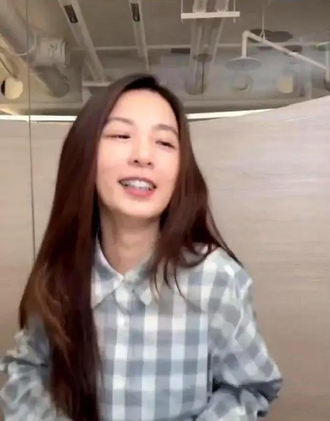 直播间有人公然起哄“解个扣子看看”，四十出头的田馥甄不仅没拉脸，反而笑着接了招。
一句“刷跑车火箭脱到肚脐眼”，网上瞬间分成两派。有人夸她反应快、四两拨千斤，把冒犯化解得滴水不漏；也有人皱眉头，觉得堂堂大歌手接这种下流梗太掉身价。
其实大可不必替她尴尬。
真以为人家在委屈求全讨好谁吗？手里的硬