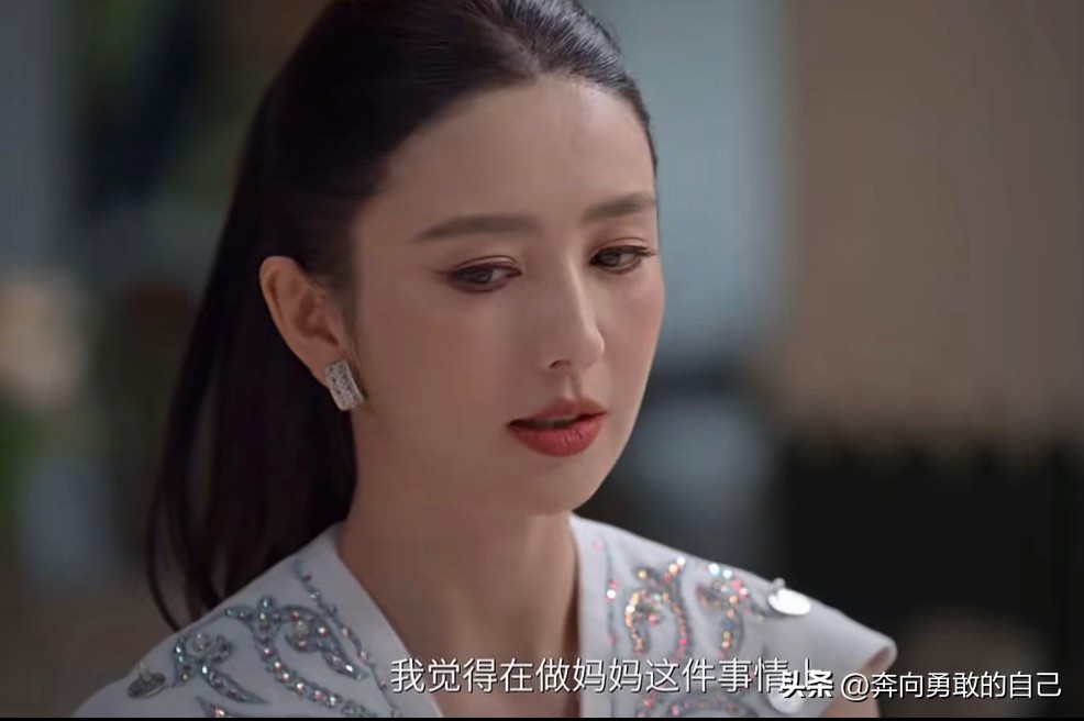 朵朵的理想是当导演？
佟丽娅做客鲁豫访谈《热浪之外2026》时聊起儿子朵朵，说早年拍戏总把他带在身边，朵朵耳濡目染，从小就对镜头、拍片子生出浓厚兴趣，还会自己琢磨拍摄手法，甚至给妈妈讲剧本。
后来佟丽娅给朵朵报了钢琴、美术这类兴趣班，遇上朵朵犯懒不想学的时候，佟丽娅就顺着引导他：当导演得懂音乐、懂美