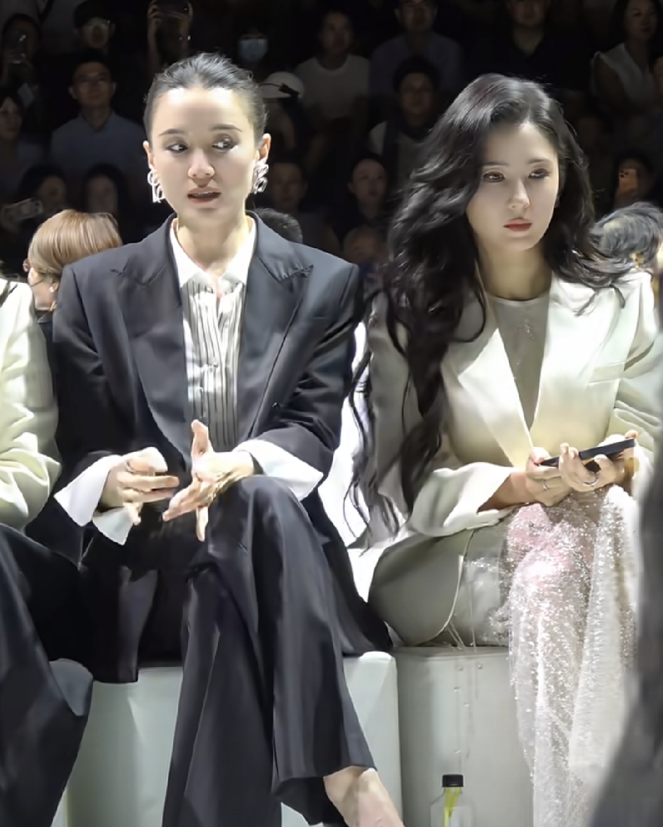 张柏芝这回真开始搞事业了。
前脚刚开完演唱会，
参加完商业活动，发完新歌了，后脚就又开始准备下一次品牌活动了。

46岁重新签唱片公司，发新歌，跑商演，这节奏搁哪个中年女艺人身上都是杠杠的。

以前一提张柏芝，绕不开的是前夫、三胎生父、那些年的旧事，现在再看，她真的有在好好做自己。