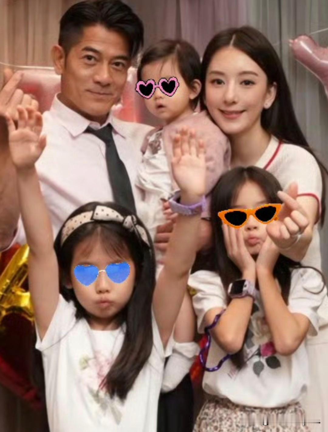 方媛晒全家福为老公庆生，郭富城61周岁了！9岁大女儿和7岁二女儿站在爸妈前面嘟嘴卖萌，老郭怀里抱着12个月的三女儿，方媛则依偎在老公孩子们身边，这一幕就足够温馨了吧，不管有没有男宝，五口之家已经很美满了。
小老三长得可真快呢，方媛夏天的时候分享宝宝照片，三女儿还是小婴儿模样，这才过去几个月，老三就像