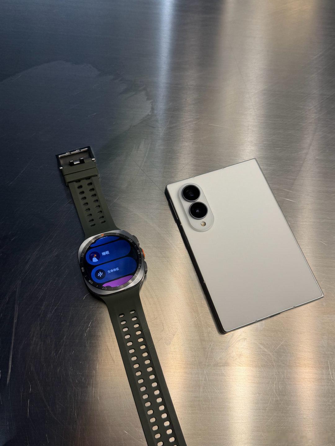 不要盲目选购智能手表，三星 Watch Ultra 2 整机轮廓辨识度很高，三星手机用户优先选择，跨设备联动优势十分明显#三星WatchUltra2##腕间山野向导# ​
