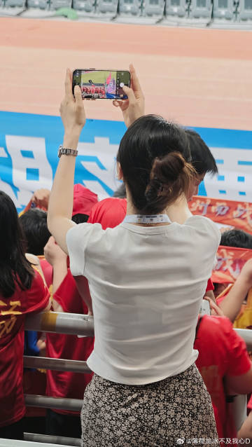 ⚽ ⑉⑉适合看球. ⋆