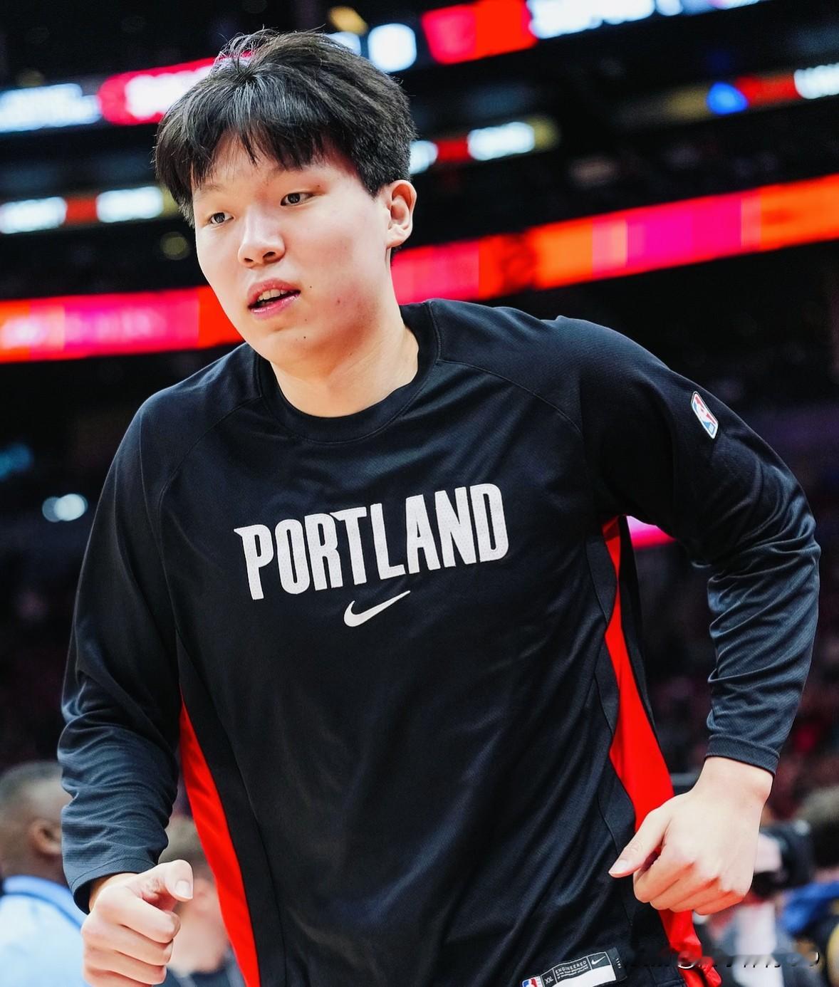 杨瀚森这赛季的薪水442万美元，季后赛合计出场2分半钟。 菜鸟赛季，确...