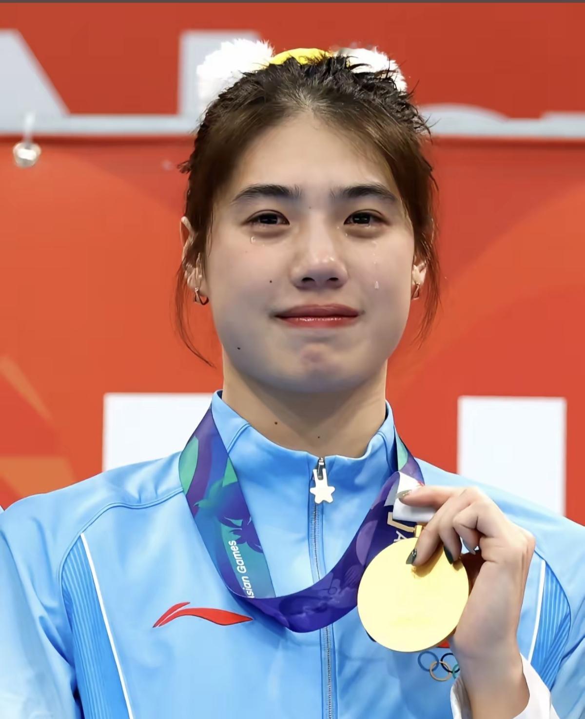 名古屋亚运会女子50米蝶泳
 
🏅张雨霏25秒41夺得金牌，成功卫冕！
队友吴卿风收获银牌，中国队包揽这个项目金银牌。
 
从杭州跨越到名古屋，再度站上亚运最高领奖台。
领奖台上滑落的泪水，藏着日复一日泳池训练的汗水与坚持。
一池碧水，浪花为证，每一次奋力挥臂，都是长年默默耕耘最好的回报。
中国蝶后