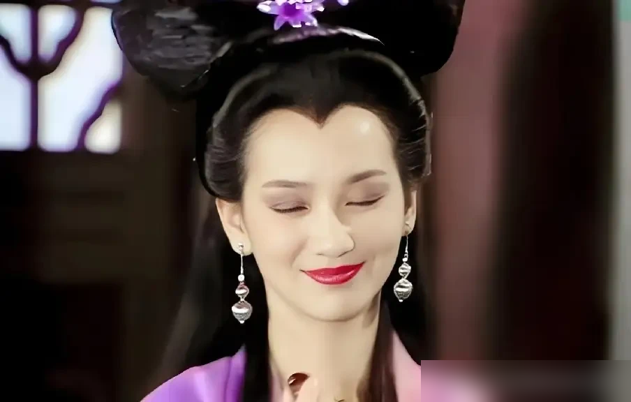 白素贞头上那个美人尖，根本不是为好看，是怕你分不清她和许仙。
1992年筹拍《新白娘子传奇》，导演夏祖辉先考虑过林青霞，最后看到叶童在《碧海情天》里女扮男装，当场拍板。叶童自己说，女人演许仙，自带清纯和幼气，演呆傻不违和，感情也更干净。
白素贞被法海收走那几场，叶童把许仙的麻木、绝望演得层层见底