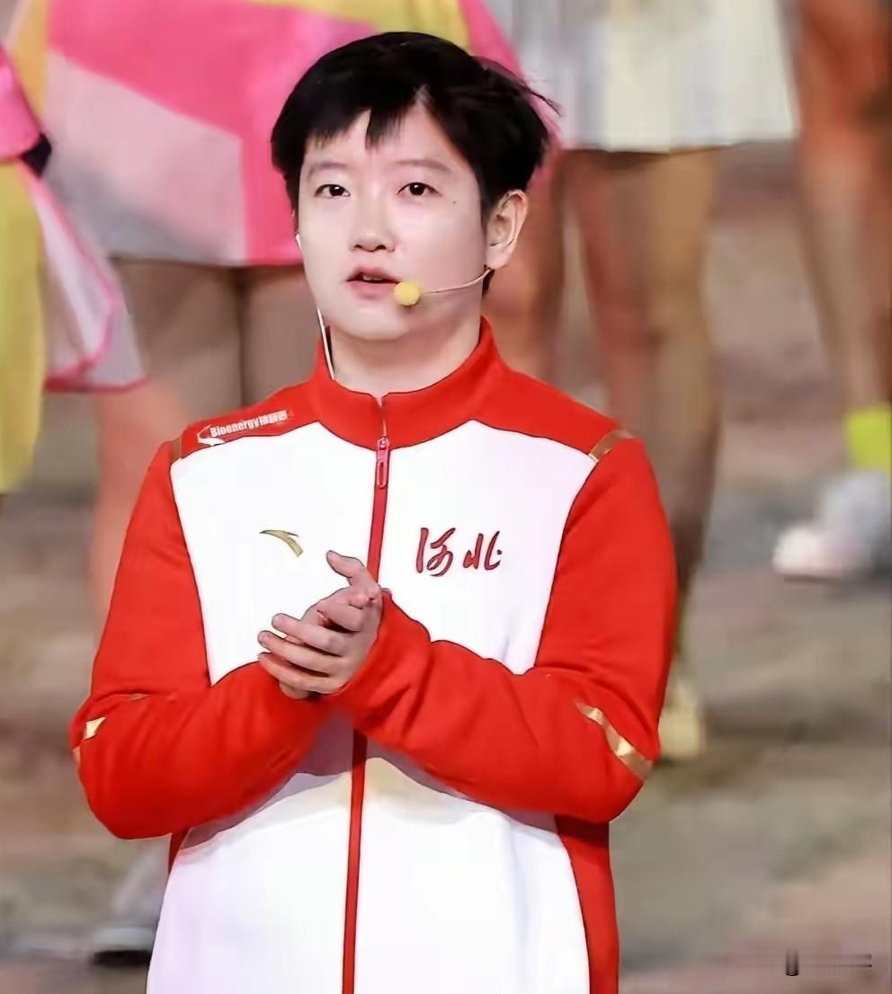 河北省运动会，孙颖莎担任火炬手，网友忍不住说:“我莎莎美的发光。”

开幕式现场，风吹开孙颖莎的刘海的那一刻，她看起来最多15岁，像个初中生，奶萌奶萌的，单纯又可爱。

孙颖莎和王楚钦同年，两人相差半年。

这些年王楚钦的变化肉眼可见，从前那个稚嫩的少年一点点褪去青涩，慢慢沉淀出成熟稳重的气质。