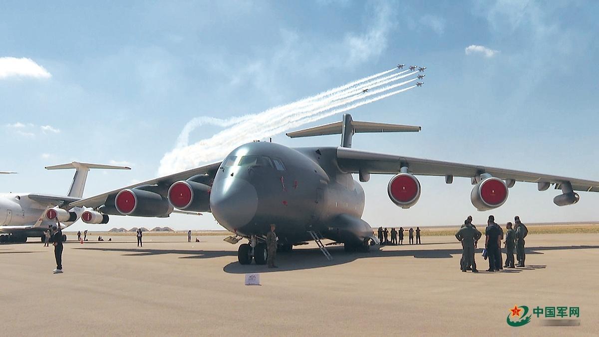 #海外见闻# 【中国空军多型主战机首次亮相国外航展】据载，中国空军空警-500、歼-16、运油-20A、直-20K四型现役主战装备近日首次在国外航展公开亮相，参展第二届埃及航展。四型装备均为中国自主研发，覆盖预警指挥、制空作战、远程加油、战场搜救等作战链条。

飞行员表示，远程机动数千公里飞抵埃及， ​