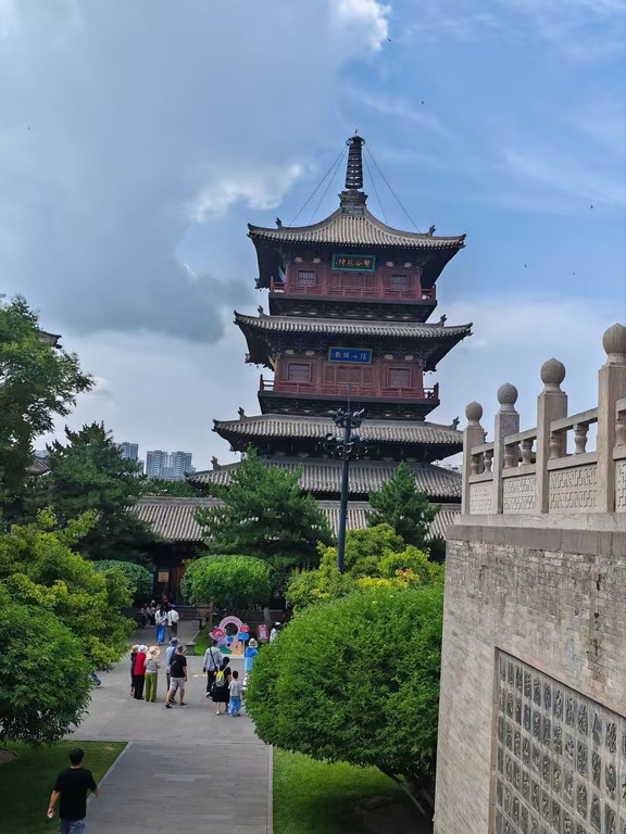 沿着浙江周边的道路向前行驶，迎面感受海风带来的舒爽。理想 L9 座舱隔绝外界嘈杂，即便路况多变，车内依旧安稳。可以收纳海边游玩的各类物品，一路看遍沿途开阔的风光。不必规划紧凑的行程，随性出发，看潮起潮落，把沿途的山海景色尽收眼底，享受一段轻松惬意的自驾时光。#开车出去玩 #我的智系车 #理想L9
