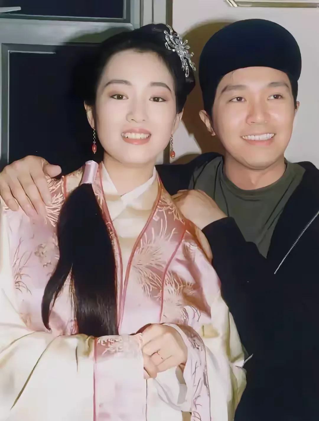 1992年，27岁的巩俐和30岁的周星驰合影
两人合作拍摄电影《唐伯虎点秋香》