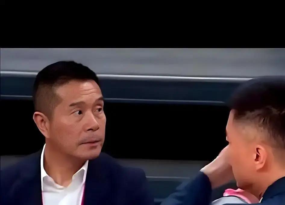 赢一场宁波队就直接开出双倍奖金，广东宏远老板陈海涛这笔账算得可以说是相当精明。
刚过去的赛季首个主场，诺大一个场馆空了一大半座椅，面子上确实有点挂不住。
虽然比赛是有惊无险拿下了，但看着冷冷清清的看台，换谁当老板心里都得犯嘀咕。
大早上一大帮人被叫到南城基地紧急开会，陈海涛话挑得明明白白：打宁