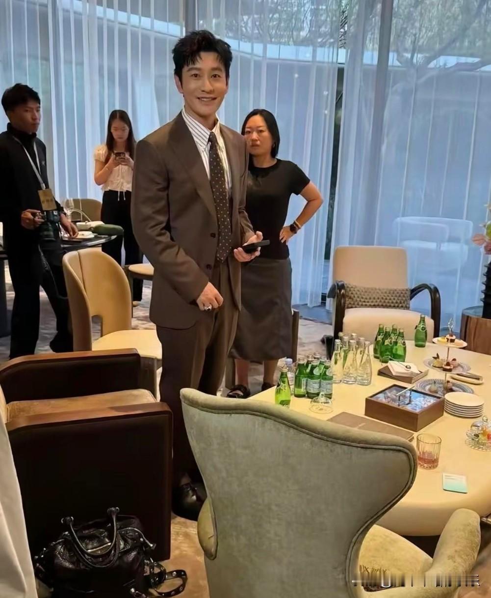 黄晓明刚在青岛提完车，转身就去上海看房了？这操作一般人真学不来

8月27日，49岁的黄晓明冲上热搜。头天还在青岛提车，隔天就被人拍到现身上海售楼部VIP区，西装革履，翘着二郎腿喝茶水，旁边人说是验资千万才能进的区域，看到有人拍照，也没甩脸子，笑着冲镜头打了个招呼。

这阵子他动作确实不少，7月底带