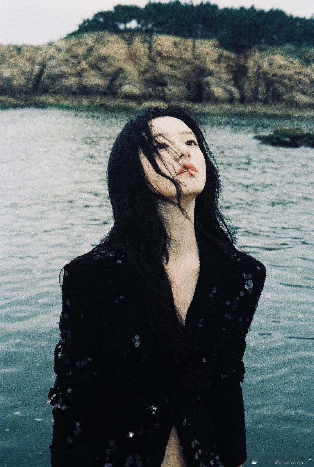 #包上恩[超话]##包上恩##青年演员包上恩# 
一只黑天鹅🖤 ​