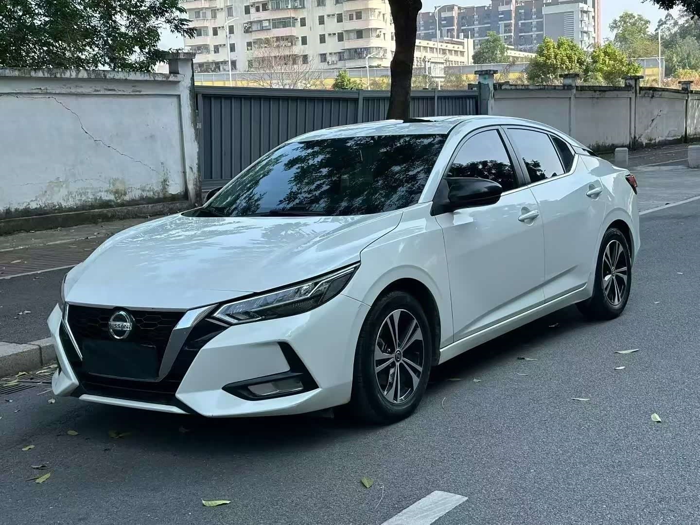 8万块买二手家轿选购指南
8万预算买二手紧凑型家轿，绕不开这三台：2019款大众朗逸、2020款日产轩逸、2019款丰田卡罗拉。三台车性格不同，选哪台，取决于你最在意什么。
先聊价格。2019款朗逸1.5L自动舒适版，二手大概5.5万到6.5万，车况好的6万上下。2020款轩逸1.6L XL CVT