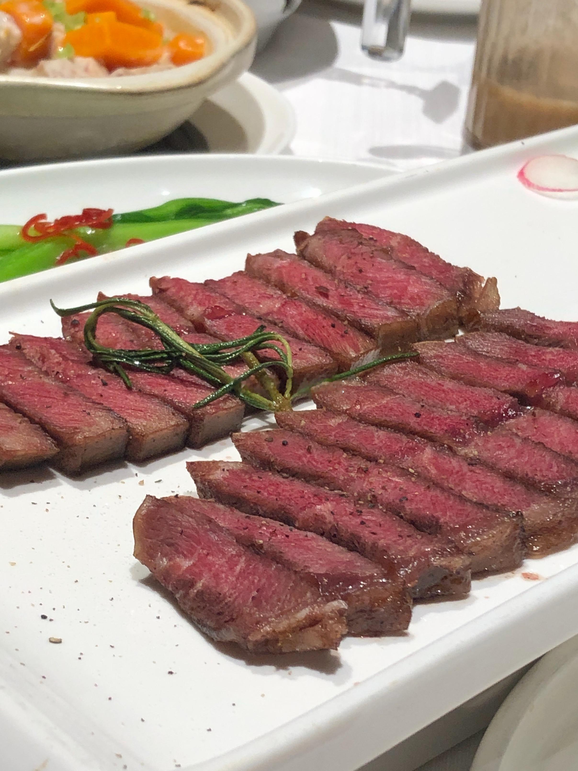 很多人对吃够蛋白质没概念没概念也实属正常，有困惑才是常态🌟吃够蛋白质的核心思路按体重算总量：普通人每天每公斤体重1-1.2克是基础。三餐均匀分配：把蛋白质分到每餐，比一顿猛吃吸收效果更好来源多样化：肉、蛋、奶、鱼、豆制品换着吃，营养更均衡微博美食热点激励计划美食可以这样吃十一寻味记