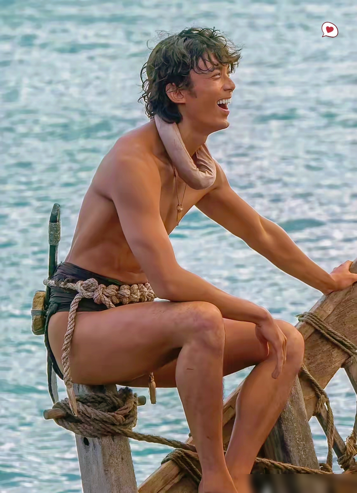 体脂率20%狂降到个位数，吴磊这是不要命了。
为了演《东极岛》里的渔民阿荡，他提前俩月进组，天天光膀子在东极岛暴晒，晒到皮肤糙得能当砂纸。水下戏占大头，他就练自由潜水、水下威亚，翻滚腾挪全来真的。
导演管虎说，全组演员没一个用滤镜，就靠最真实的粗糙感去贴历史原型。吴磊自己讲，阿荡善良、纯真、勇敢