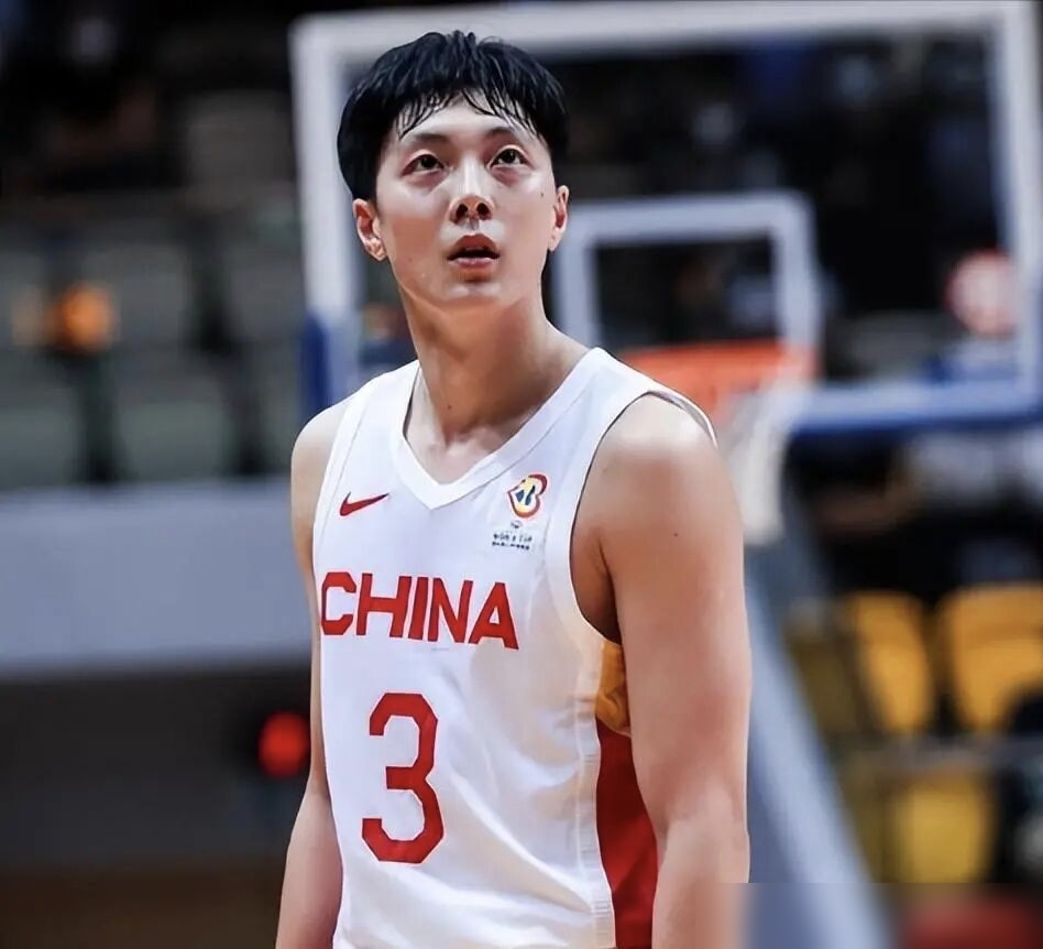 中国男篮大胜巴林，队长胡明轩竟被骂拖后腿？
赵继伟因伤缺席，28岁的胡明轩临危接队长，郭导选他是看重他敢扛、能团结新人。
本场他替补6分钟拿4分，全场5分1篮板1助攻，正负值+12，现在他主打串联防守带新人，不是之前的得分手角色。
赛后他说全队执行了教练布置的战术，郭导赛前还说要给新人成长空间