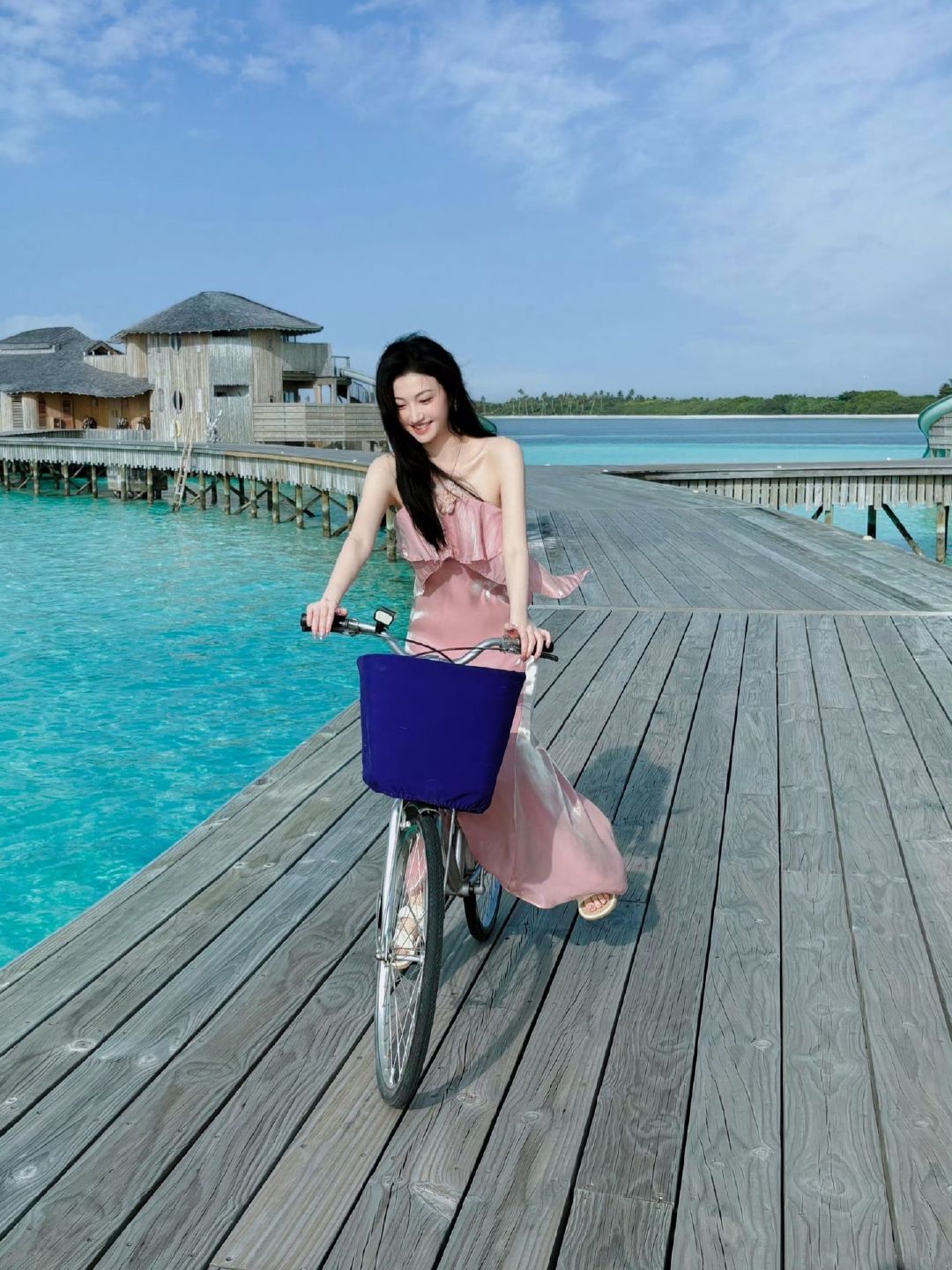 #景甜[超话]# 海边这张超美[打call] ​