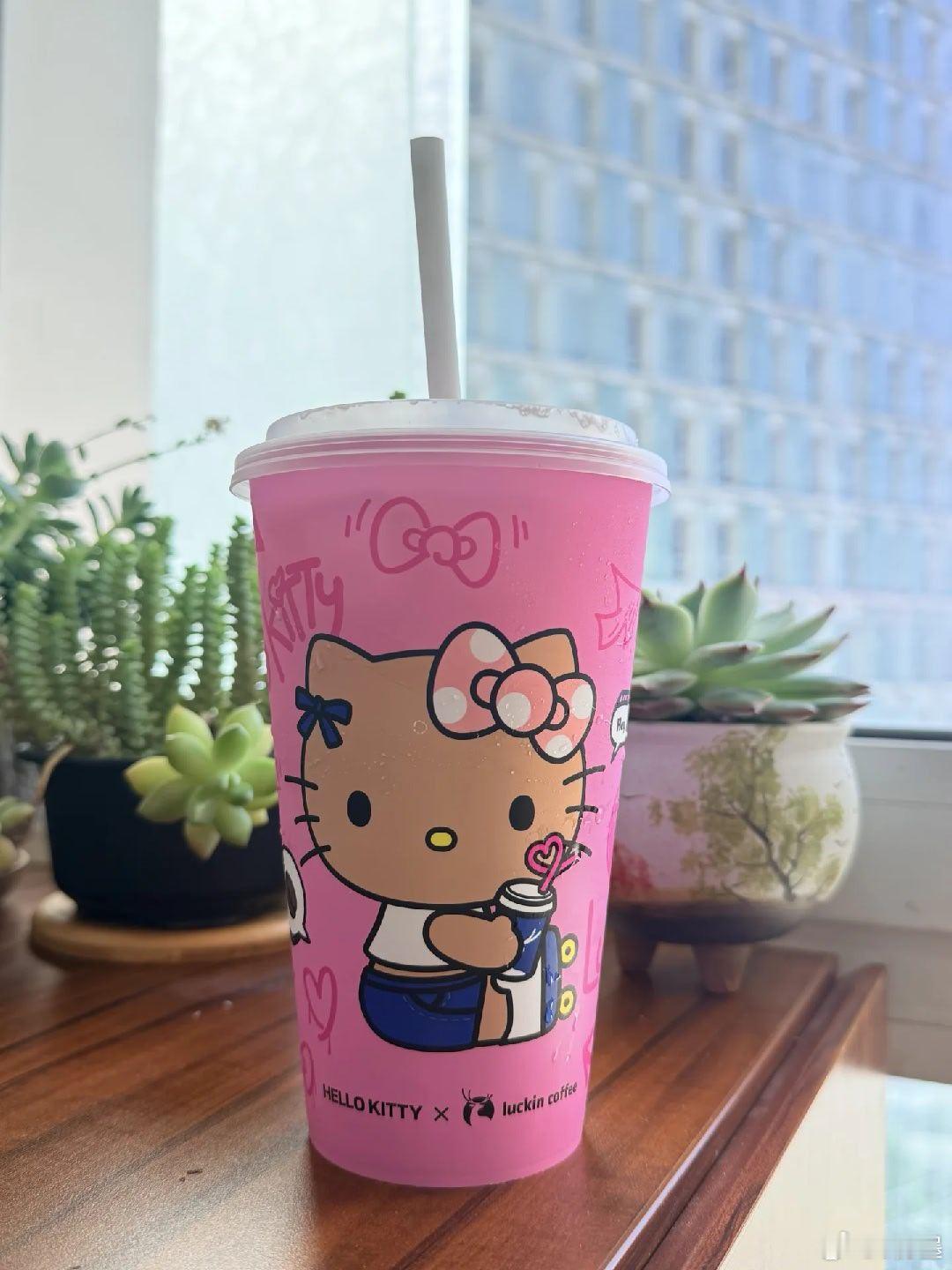 [超话]    ≥^。。·"人是谁！今天喝到了美萌kitty联名！ 瑞...