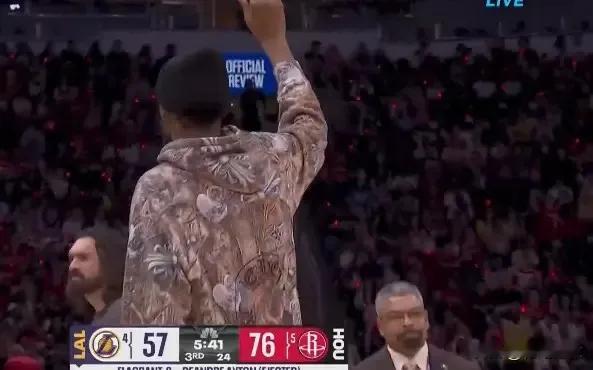 杜兰特搞事的水平真的是一流：火箭和湖人G4比赛第三节，艾顿防守申京不小...