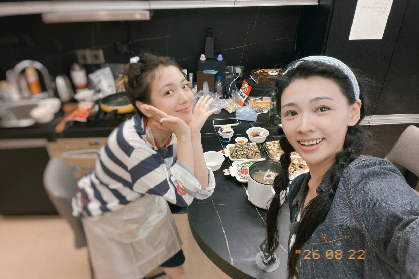 #代露娃你没试上我进公司了#
不要低估女孩们之前的友谊好吗！
代露娃在节目组也说笑笑是她的贵人！
在笑笑与前公司解约后也推荐笑笑和自己一起！
非要抓住这一句话刻意解读是否太过片面！ ​