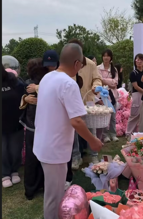 乔任梁39岁冥诞，陈乔恩夫妇亲自去墓地看望，与乔爸乔妈聚餐
陈乔恩夫妇来看乔任梁了！近日，乔任梁迎来了39岁冥诞，粉丝给他的墓地布满了粉色花海，最让人感动的是陈乔恩，每年生日和忌日，陈乔恩都会发文祝福，或者亲自去看望昔日的好友。见到乔爸乔妈，第一时间拥抱对方，就像家人一样。
陈乔恩还分享了与乔爸乔妈