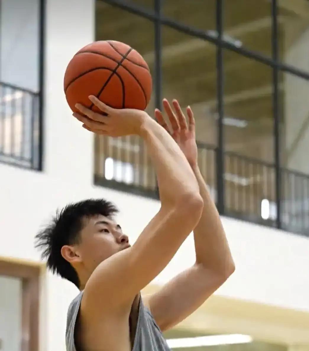 北京队那边传来消息，赵睿要歇半个月，这下可热闹了 对广东队来说，这简直...