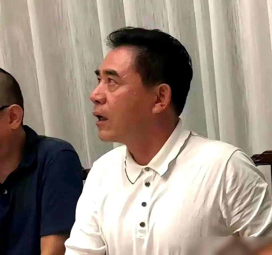 张嘉益和陈宝国私下请恩师吃饭，被路人拍到了。桌上没酒没菜，就摆着两盒烟，张嘉益翘着二郎腿，身子往后一靠，跟在家似的。
对面坐的是李苒苒，北电退休教授，八十多岁了。这顿饭没叫任何人，就他俩陪着。
有人盯着烟盒说事儿，有人盯着坐姿挑理。可你细看，张嘉益这两年戏约排到后年，刚在央视播完《主角》，转头又
