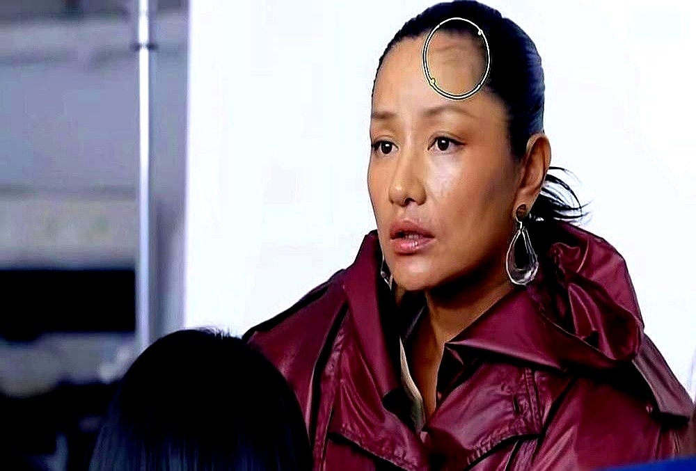 李乃文盯着瞿颖的脑门，脱口而出一句“你这头发怎么跟鸡窝一样”，旁边喝水的胡军差点当场喷出来。

这可是录节目，女明星最在乎脸面。瞿颖连眼皮都没抬，拨弄了一下额头那几缕精心设计的碎发，干脆利落地甩出三个字：“故意的。”

原来李乃文跑来当一日助理，直男审美根本看不懂什么叫时尚造型。换个不熟的艺人，这会