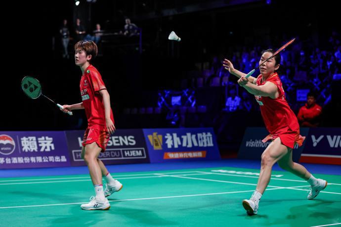 2026新加坡羽毛球公开赛，/张殊贤2-0战胜杨雅婷/杨霈霖，取得开门...