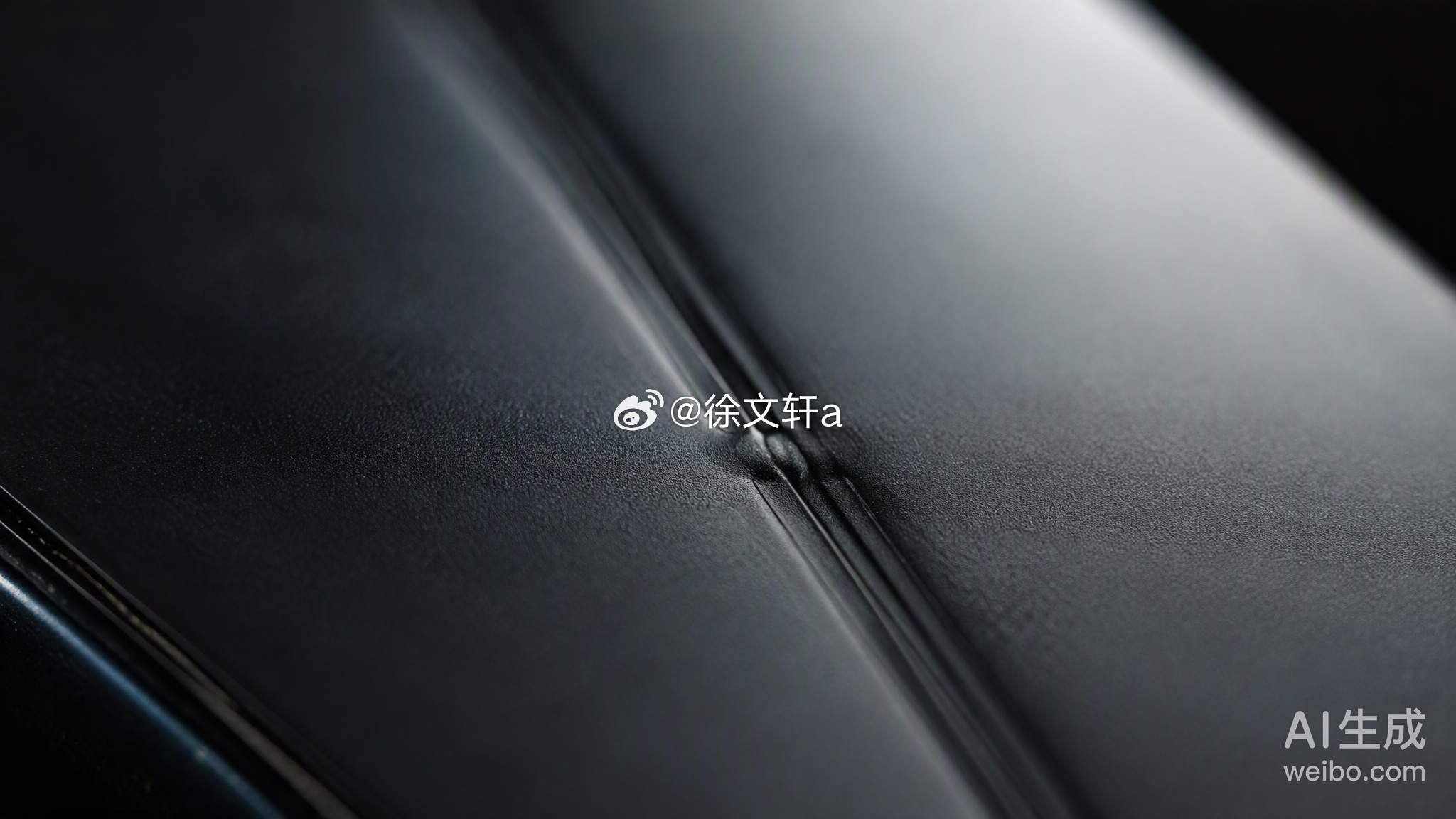 iPhone Duo这记快门按下的瞬间，舆论画面里出现了一道无法彻底消除的物理折痕。

在折叠屏的精密构图里，苹果没有承诺“零折痕”这种违背物理定律的完美对焦，而是选择了一套独特的“视觉防抖”方案。通过纳米纹理工艺在下发内屏上进行微结构打散，用漫反射弱化了强光下的反光噪点；配合层间滑动结构， ​