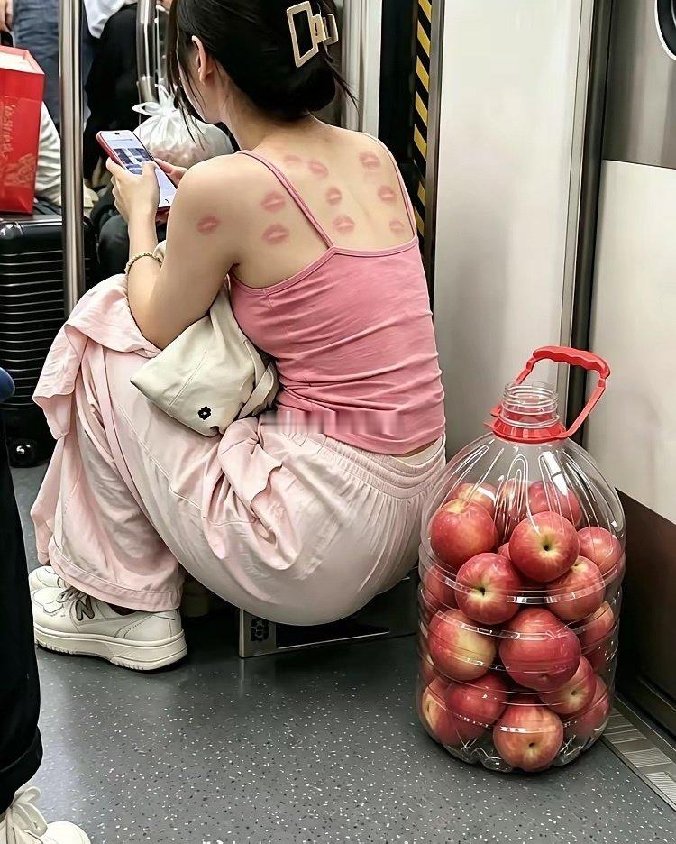 我想知道，苹果是怎么塞进去的？ ​