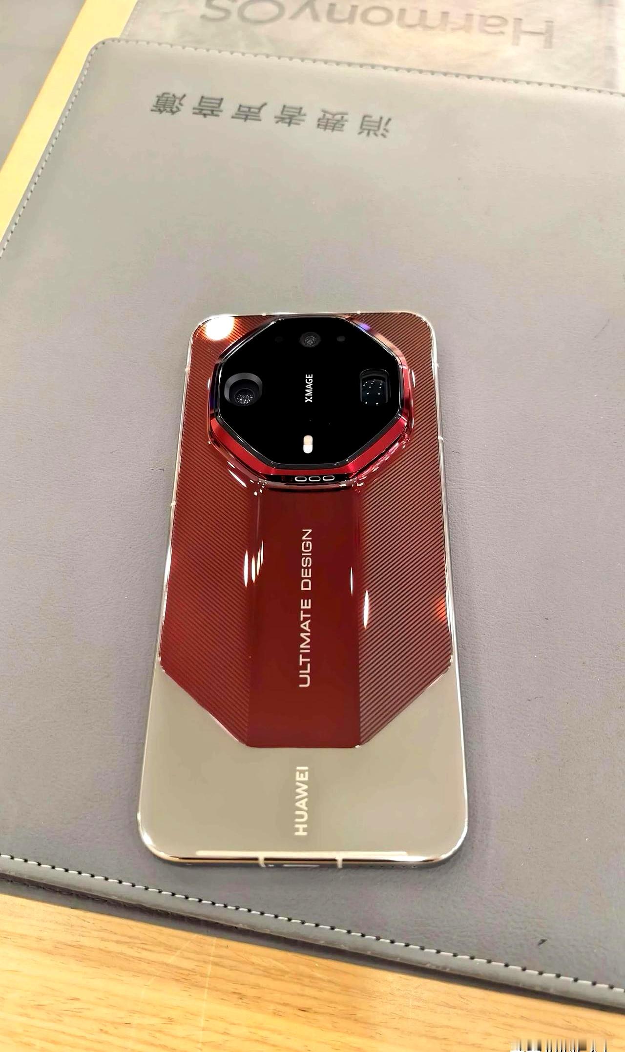 去店里摸了刚摆出来的Mate90，外观确实亮眼，但这台顶级RS版的细节改动，直接把人看懵了
 

原本以为灰红拼接的高级感已经够抢眼，凑近一看，镜头模组旁边赫然多了三个规整的小孔。有人说是传感器，可位置和排列越看越像主动散热风扇孔
 

以前只有硬核游戏手机才往后盖上怼风扇，如今连万元级的商务旗舰都