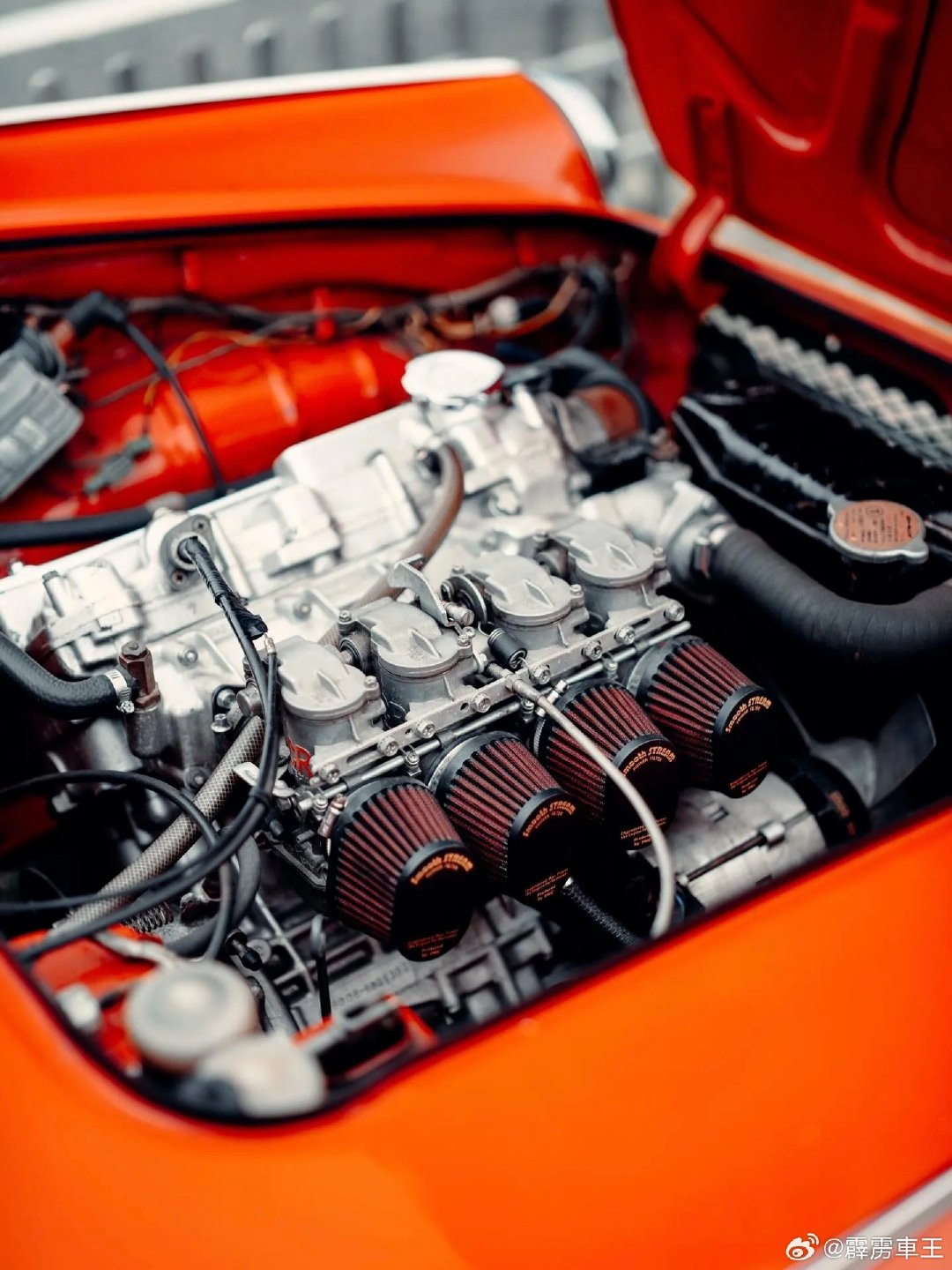 1966年的本田S800 Coupe。791cc排量，8500转红线，四个京滨化油器。排量不到0.8升，咆哮起来却像一台缩小版赛车。停在乡间山脚下，红色的斜背线条配上镀铬保险杠和“熊本531”复古车牌，60年代日系跑车的精致感，至今无人能复制。
#经典老车##本田S800##老车新看##汽车美图﻿# ​