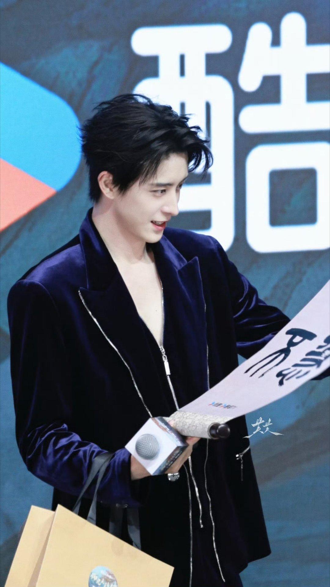 #敖瑞鹏师兄太稳健# arp#敖瑞鹏李长寿# 

拿什么把我净洗。江南的烟雨、湖心亭的白雪、台北的雨季、马孔多的暴雨，还是我们都无法为彼此抹去的眼泪。

​