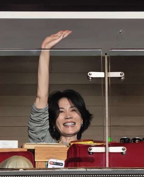 今夜那英的演唱会，谁偷了谢霆锋的“酸柠檬”？
瞧瞧今晚现身英子演唱会的王菲，挥手比耶笑得那叫一个落落大方！这跟去自家男友场子时戴口罩、缩在门框后探头探脑的娇羞样简直判若两人。
难怪大伙儿打趣：估计霆锋此刻正狂吃飞醋呢！怎么女友看闺蜜开唱像脱缰野马，看自己却像做贼？英子也趁机调侃：“她轻易不出来，你必