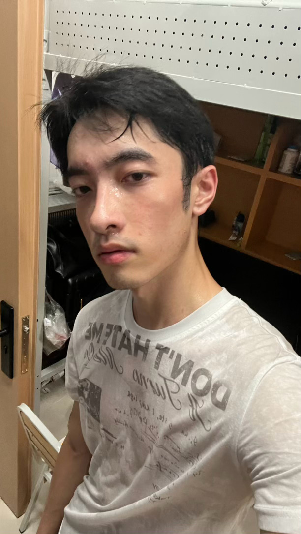 晚上跑完步，丢了的水果，刚装好的椅子和屏幕，本来啥也不想配置的，想想看第一周过得好苦，还是让自己舒服点吧[泪奔] ​​​