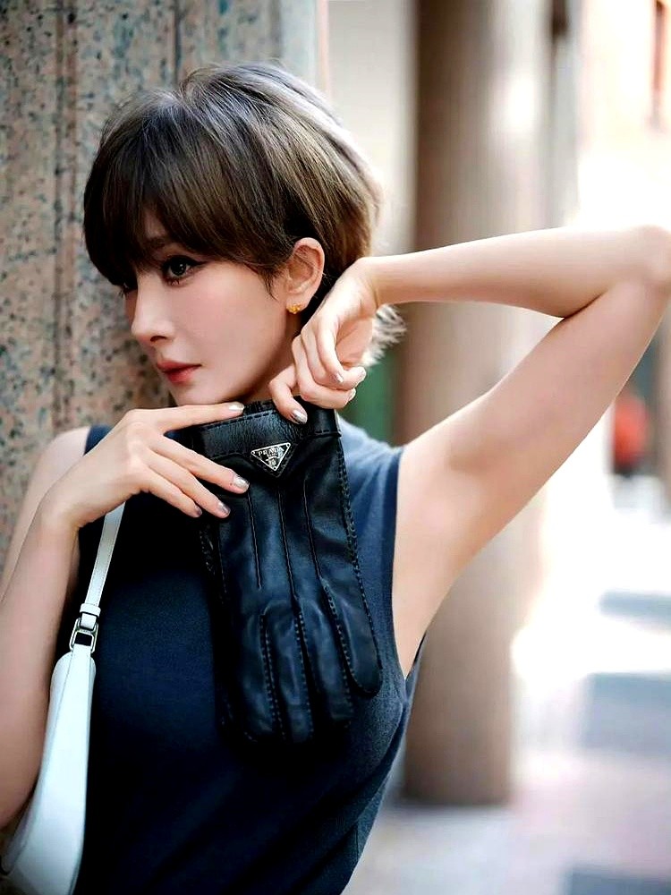 我天，曾轶可留长发的样子，竟然像杨幂失散多年的亲姐妹。

新歌MV里，她掀开标志性的刘海，露出整个脸型轮廓，涂着红唇，那个方下颌，那个颧骨，弹幕直接炸了，满屏都是“这不是杨幂吗？”

有网友翻出杨幂早年还没拔牙时的照片一对比，不能说毫不相关，只能说一模一样。其实好多年前就有人说她俩自拍像，但后来一个